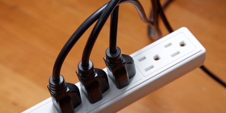 Você esconde sua extensão de tomada para parecer mais bonito? Saiba os riscos que isso pode causar