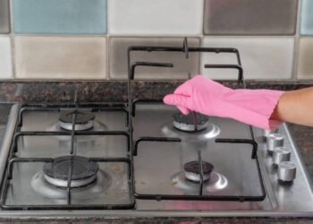 Veja a melhor maneira de limpar o seu fogão sem gastar muito e manter ele brilhando como novo
