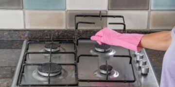 Veja a melhor maneira de limpar o seu fogão sem gastar muito e manter ele brilhando como novo