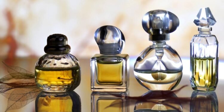 Frasco de perfumes vazios podem ser úteis - Créditos: depositphotos.com / svetas