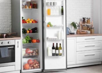 O hábito invisível na geladeira que está detonando sua conta de luz sem você notar