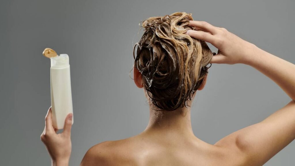 3 hábitos que mantêm o cabelo pintado com brilho e cor por muito mais tempo