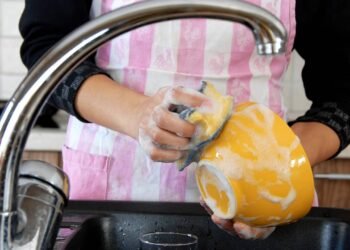A forma mais fácil de manter mãos macias mesmo lavando louça várias vezes ao dia