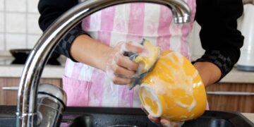 A forma mais fácil de manter mãos macias mesmo lavando louça várias vezes ao dia