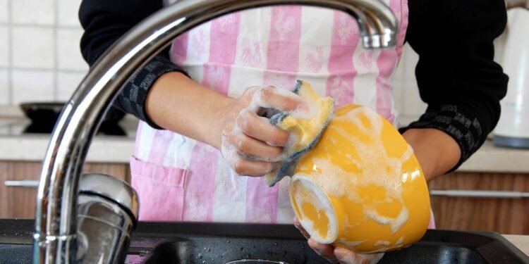 Sua mão merece um carinho especial antes e depois de lavar louças - Créditos: depositphotos.com / simply