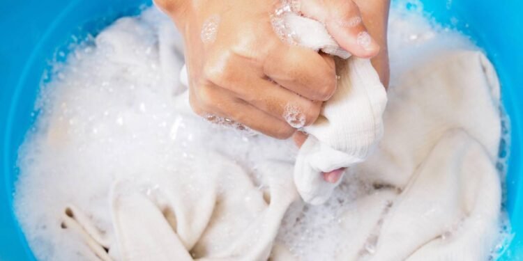 Pare de sofrer com roupas com mau cheiro - Créditos: depositphotos.com / kittima05