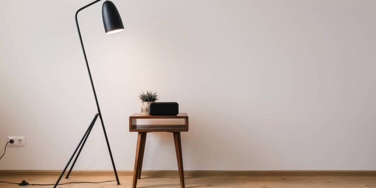 Luminária de chão DIY fácil de fazer e cheia de estilo - Créditos: depositphotos.com / AntonMatyukha