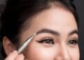 Diga adeus às pálpebras caídas e realce seu olhar com técnicas de maquiagem simples