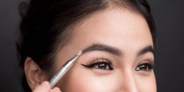 Diga adeus às pálpebras caídas e realce seu olhar com técnicas de maquiagem simples