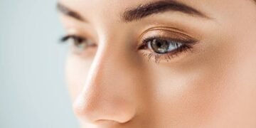 Visual marcante em cinco minutos com make para os olhos que valoriza qualquer estilo