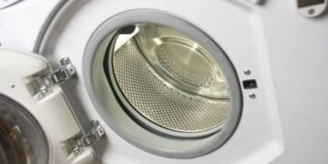 Especialista esclarece o maior mito sobre limpeza da máquina de lavar que muitas donas de casa usa