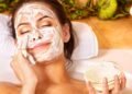 Receita de máscara facial caseira que dá efeito de spa profissional em minutos