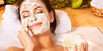 Receita de máscara facial caseira que dá efeito de spa profissional em minutos