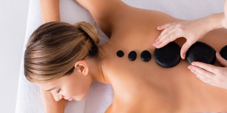 A automassagem com pedras quentes é uma técnica terapêutica  - Créditos: depositphotos.com / HayDmitriy