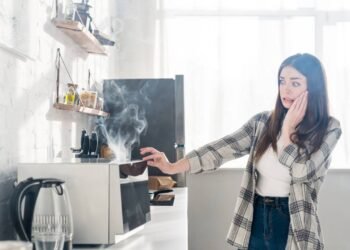 Pare de usar o micro-ondas desse jeito! Os materiais proibidos que podem contaminar sua comida