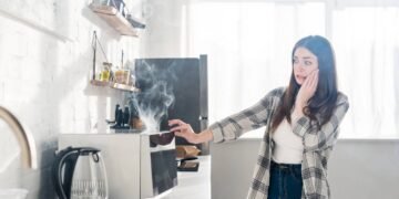 Pare de usar o micro-ondas desse jeito! Os materiais proibidos que podem contaminar sua comida