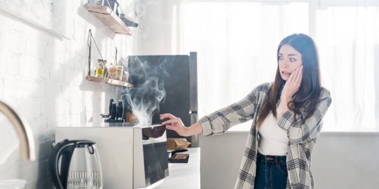 Pare de usar o micro-ondas desse jeito! Os materiais proibidos que podem contaminar sua comida