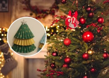 Com apenas forminhas de cupcake e fita, você pode fazer lindos enfeites de árvore de Natal