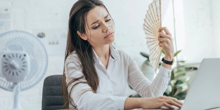 fatores como exposição solar, cloro e sal do mar podem exigir cuidados extras - Créditos: depositphotos.com / AllaSerebrina