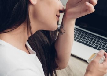 Como fazer o perfume durar mais tempo no calor sem irritar a pele pelo álcool