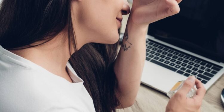 Manter a pele com um aroma agradável durante os dias quentes pode ser um desafio - Créditos: depositphotos.com / AndrewLozovyi