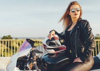 Cansada de chegar descabelada? Veja os cortes que salvam o visual de quem pilota