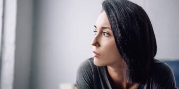 Aos 40, exausta e no automático? O custo invisível da mulher que segura tudo sozinha e as mudanças que ninguém te contou para proteger sua saúde mental