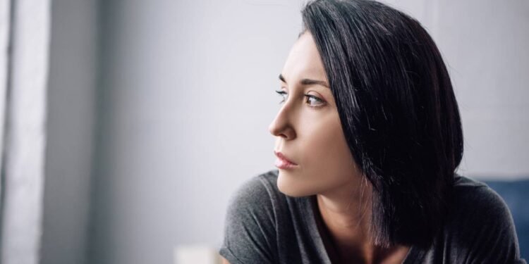 Aos 40, exausta e no automático? O custo invisível da mulher que segura tudo sozinha e as mudanças que ninguém te contou para proteger sua saúde mental