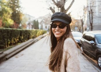 Adeus aos bonés, a tendência que eleva qualquer look e chega com força total neste em 2026