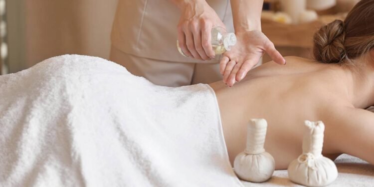 O uso frequente de óleo corporal oferece benefícios que vão além da hidratação e do toque suave - Créditos: depositphotos.com / serezniy