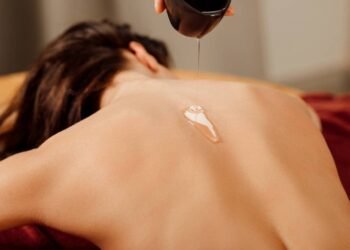 Como fazer óleo corporal caseiro e natural para hidratar a pele em casa