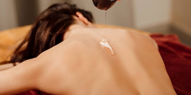 A escolha dos óleos deve considerar o tipo de pele e possíveis alergias, sendo fundamental realizar um teste de alergia - Créditos: depositphotos.com / AndrewLozovyi