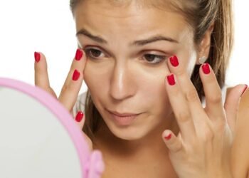 Tinha olheiras profundas há anos, esse truque caseiro fez milagres no meu rosto