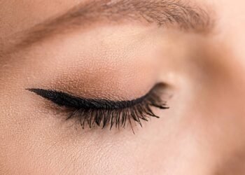 O método mais prático e eficiente para um delineado perfeito sem borrões