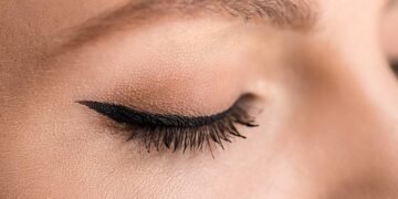 O método mais prático e eficiente para um delineado perfeito sem borrões