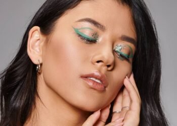 O método mais prático e eficiente para um delineado perfeito sem borrões