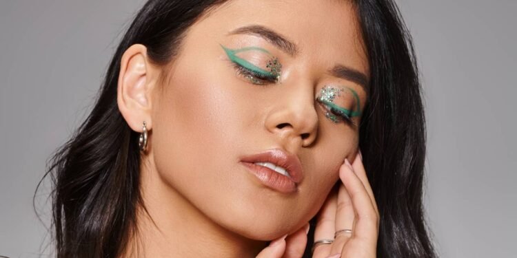 Opte sempre por fórmulas de longa duração e resistentes à água para que o delineado permaneça perfeito por mais tempo - Créditos: depositphotos.com / IgorVetushko