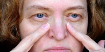 Diga adeus às pálpebras caídas e realce seu olhar com técnicas de maquiagem simples