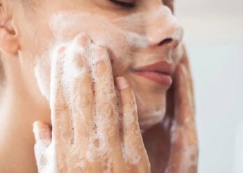 A rotina simples que acaba com a oleosidade e deixa a pele livre da acne