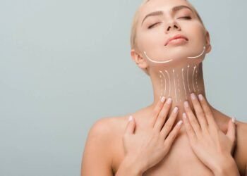 As três áreas do corpo que você esquece de hidratar e que revelam a sua idade primeiro