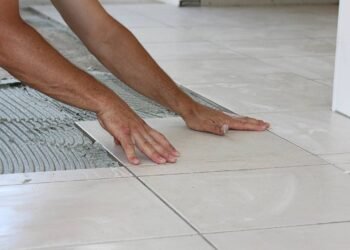 4 passos para reparar pisos cerâmicos rachados e deixá-los com aparência de novos
