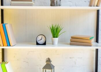 Como fazer painéis organizadores e prateleiras em casa gastando pouco