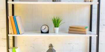 Como fazer painéis organizadores e prateleiras em casa gastando pouco