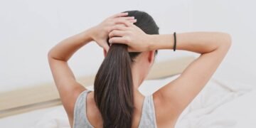 Fora de moda, a nova tendência descolada para prender os cabelos no verão de 2026 vai ser sucesso