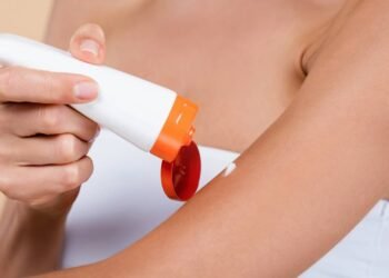 Dra. Najla Smaili: O melhor protetor solar para a pele na menopausa