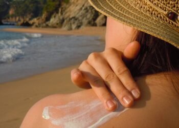 Como manter a pele saudável e fresca sem ficar pegajosa no calor