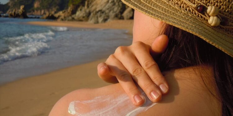 No calor a pele precisa de masi cuidados além do protetor - Créditos: depositphotos.com / katia26