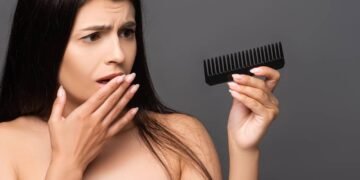 Cabelo caindo aos montes? Use isso no couro cabeludo e veja a diferença