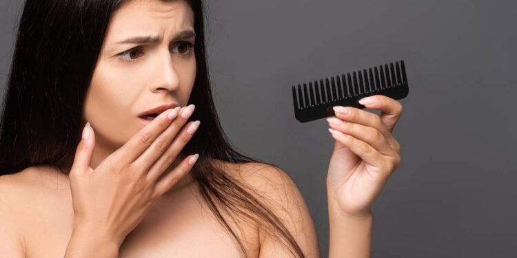 Cabelo caindo aos montes? Use isso no couro cabeludo e veja a diferença