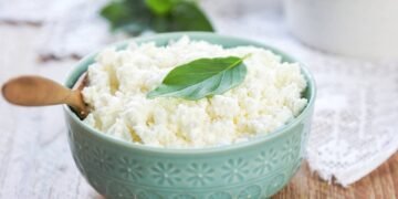 Queijo cottage feito em casa vira opção favorita para dietas, aprenda a fazer de forma rápida